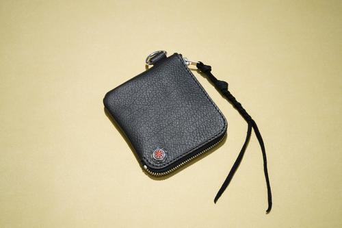 HARRY'S 【 LARRY SMITH - EMBOSSED L ZIPPER SHORT WALLET - BLACK