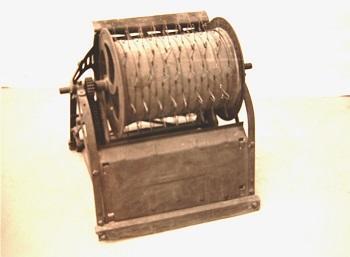 農業機械研究部門:資料館:156 人力脱穀機 | 農研機構