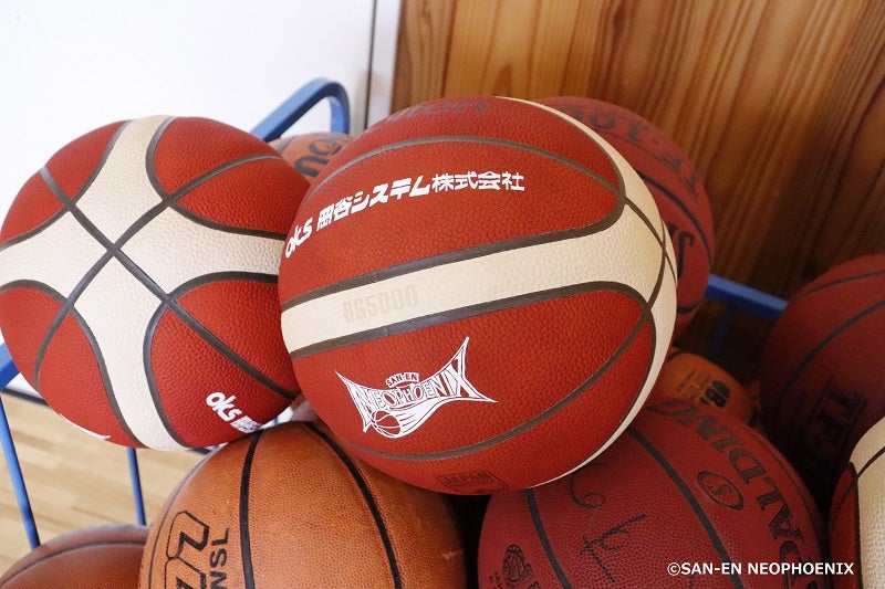 岡谷システム × 三遠ネオフェニックス「バスケットボール寄贈式」を