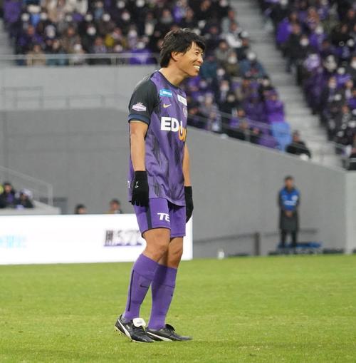 元日本代表の佐藤寿人氏が気温11度でも半袖手袋 キレのある動き披露