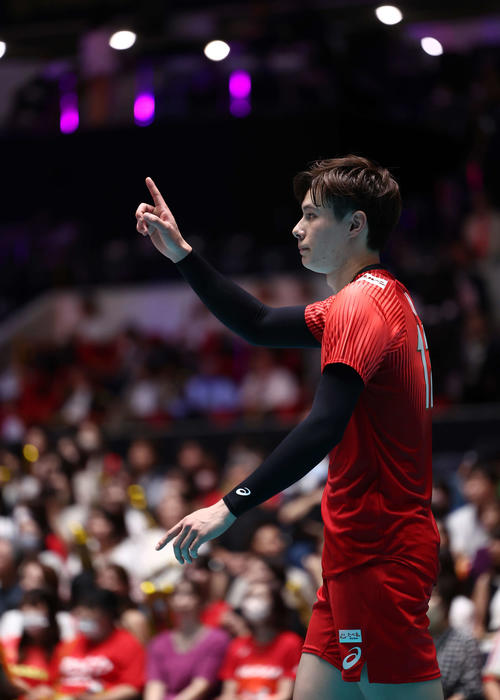 バレー】高橋藍が相手を翻弄 後ろ向きアタックにフェイクセット見せ