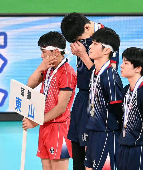 春高バレー】東山準決勝敗退で涙「ツメの甘さが出た」初の決勝決めた