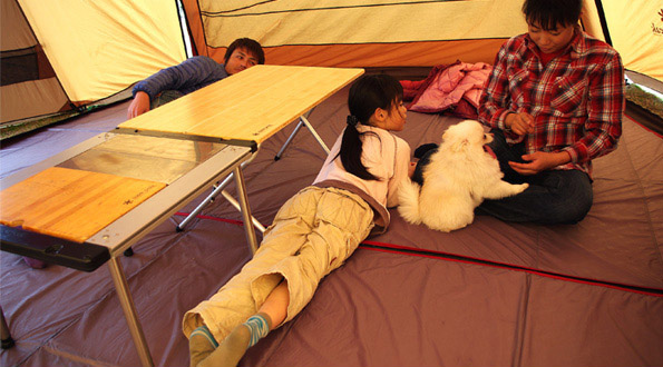 足を伸ばして、地面にゴロン！快適ロースタイルリビングを演出しよう