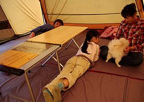 peak リビングジェルフロアマット TM-130 ② 足を伸ばして、地面に