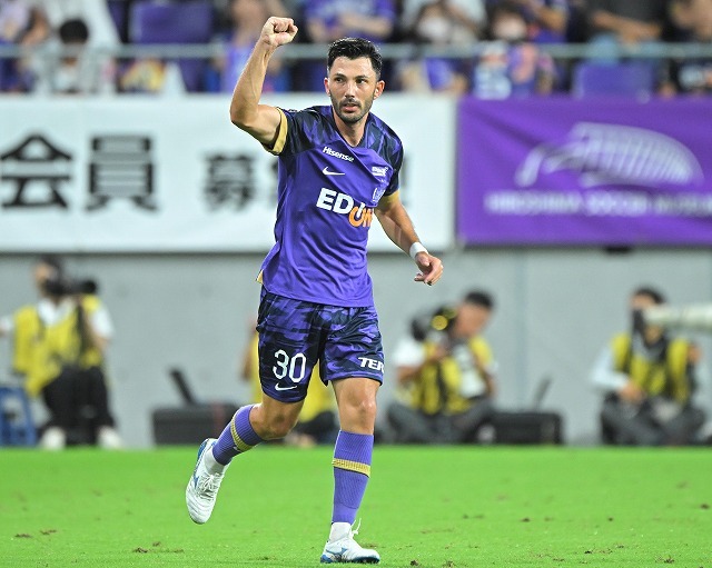 実況も絶叫「紫の魔法使いの一振りだ！」広島トルガイが右足一閃