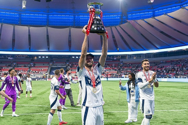 300ゴール？」さすがは“歴代No.1ドイツ人選手”――記念ケーキを受け取っ