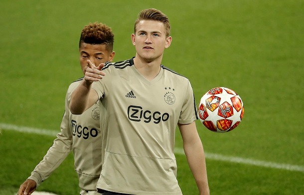 アヤックスの19歳主将デリフトは、10代でDF初の移籍金100億円超えなる