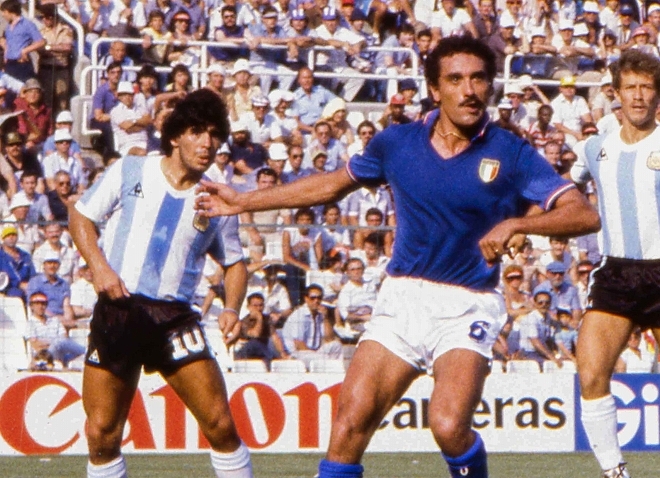 止めた手応えはなかった…」ファウル20回でマラドーナを消した“カルチョ