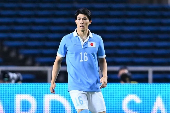 福岡の誇り」冨安健洋の“凱旋”にアビスパサポーターが歓喜！ 横断幕で