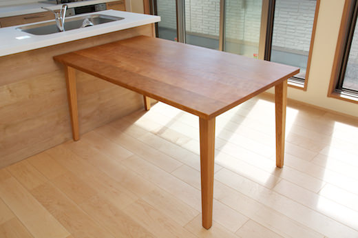チェリー材ダイニングテーブル納品しました | 無垢材家具で温かい
