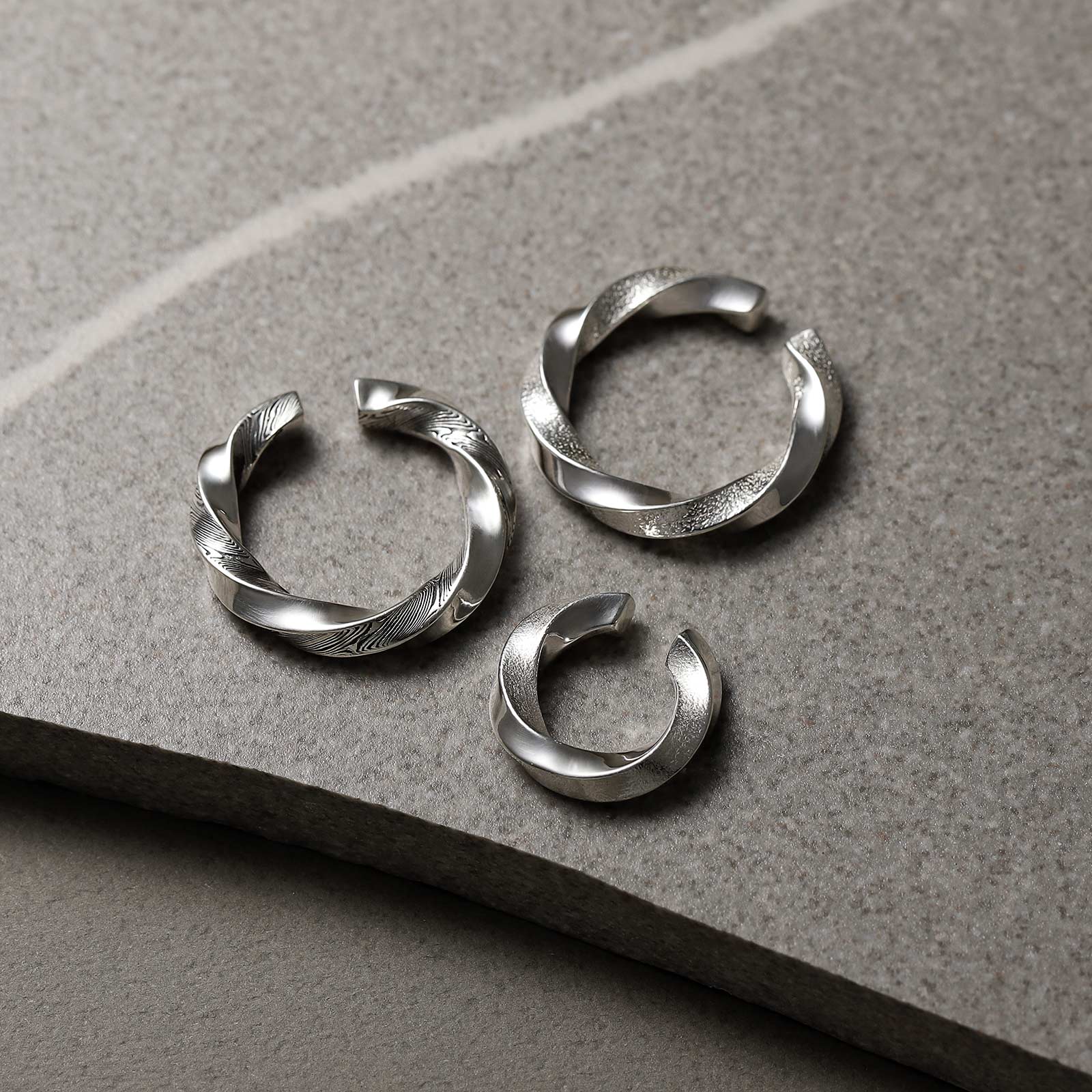 Suman Dhakhwa（スーマンダックワ） Half Sandblast Screw Ear Cuff