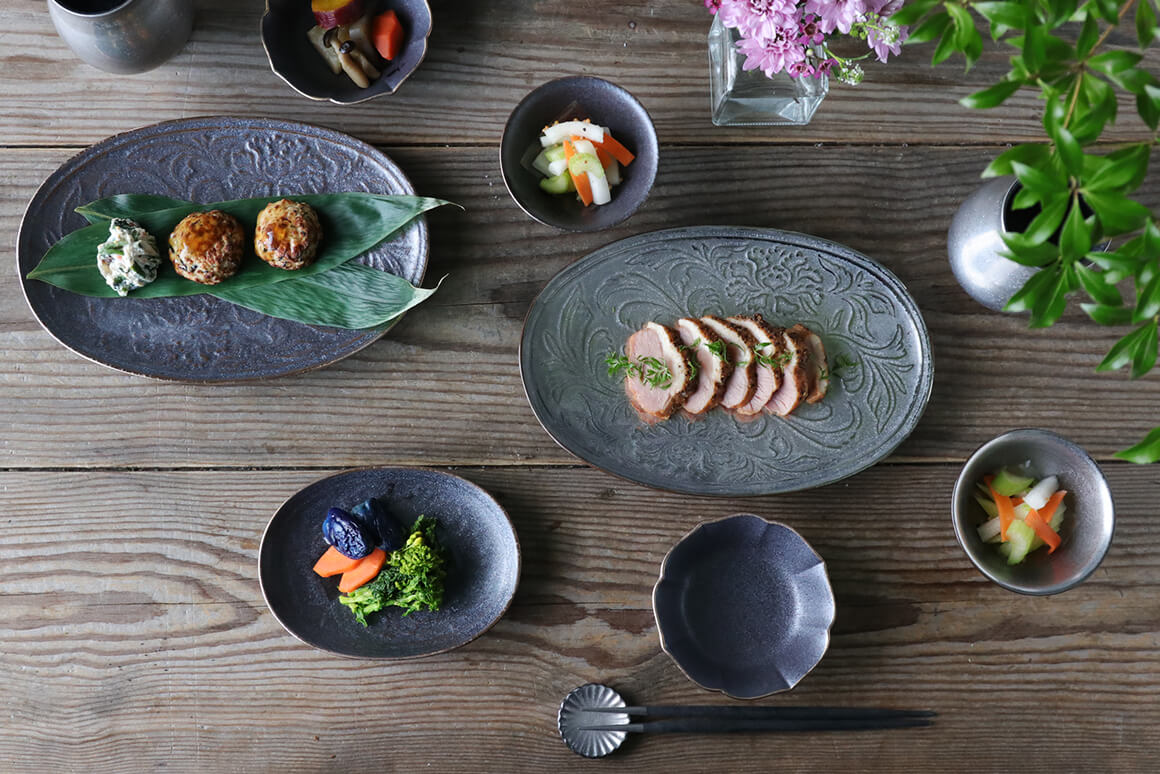 陶悦窯 唐草彫オーバル皿 黒柚子銀塗り