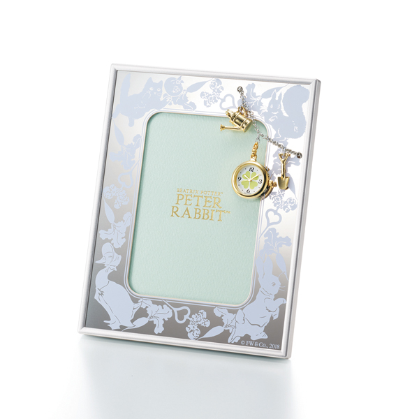 プライベートな空間に物語を感じさせるピーターラビット™の時計付き