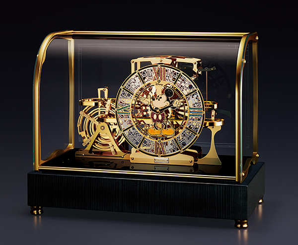 煌めく時を刻むディズニーキャラクターの高級置時計を10 台限定で発売