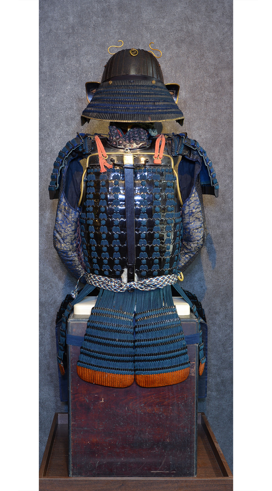 甲冑/鎧 黒漆塗伊予札紺糸素懸威二枚胴具足 日本甲冑武具研究保存会