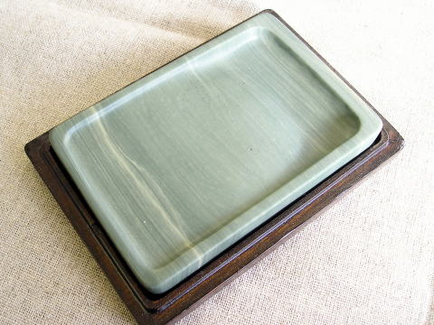 ゆう】 ◇波板石の雄勝時代大硯（金星点）◇松花江緑石硯（縞絲紋潤緑