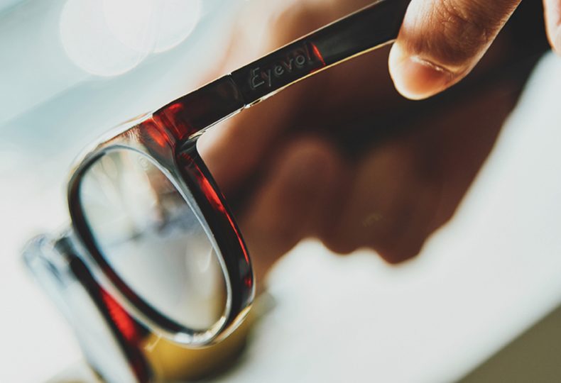 BRIEFING GOLF × Eyevol街とスポーツをシームレスに繋ぐサングラス