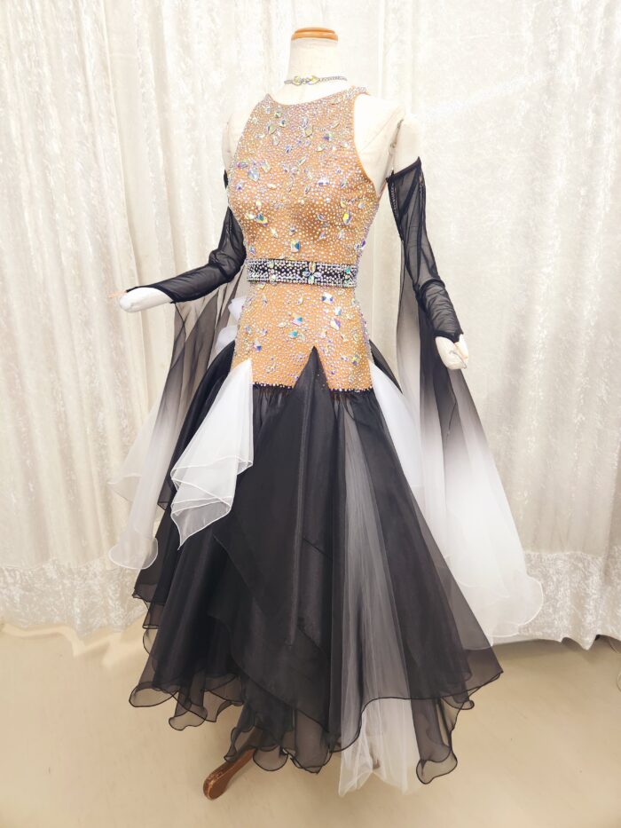 試着・レンタル・購入】個性的なモノトーンカラースタンダードドレス