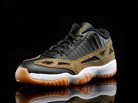 シュプリーム ナイキ スニーカーAIR JORDAN 11 RE LOW 'SNAKESKIN