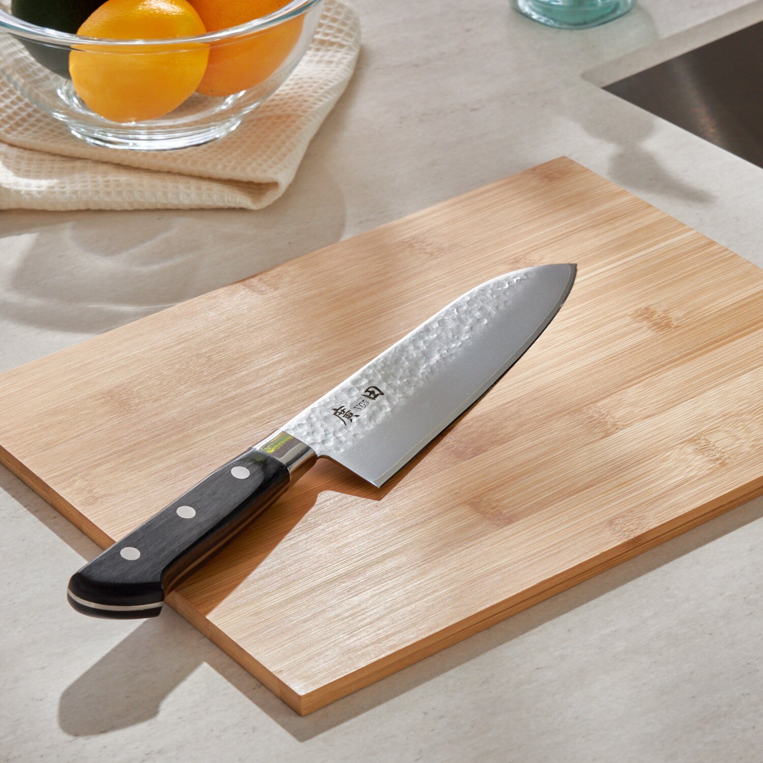 見た目の美しさ 切れ味のよさに こだわった一丁！ 廣田鎚目三徳包丁