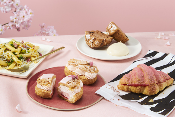 東京の桜の名所 目黒川に抱かれるスターバックス リザーブ® ロース