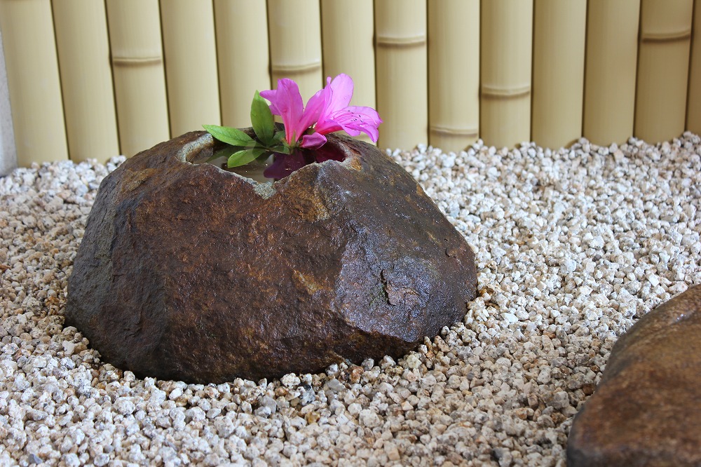 つくばい 本鞍馬石の製品案内愛知県岡崎市の石灯篭・水鉢蹲など石材