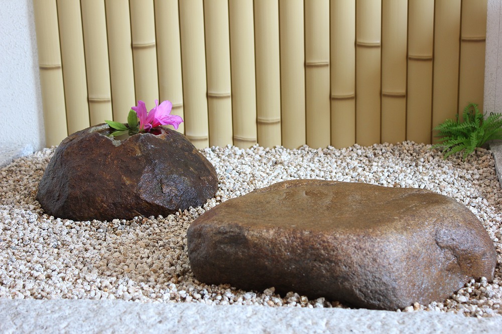 つくばい 本鞍馬石の製品案内愛知県岡崎市の石灯篭・水鉢蹲など石材