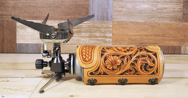 CB缶カバー：レザーカービングで仕立てたCB缶カバー。拘りのキャンプ