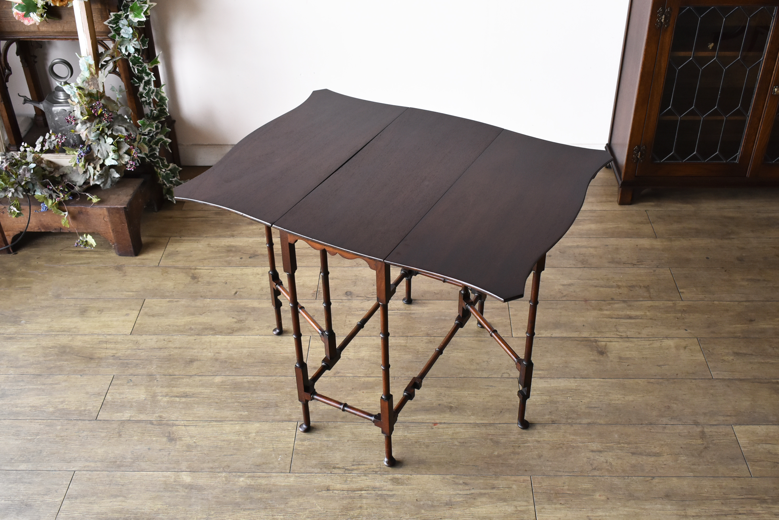 パルテノン アンティーク / スマートなマホガニーゲートレッグテーブル