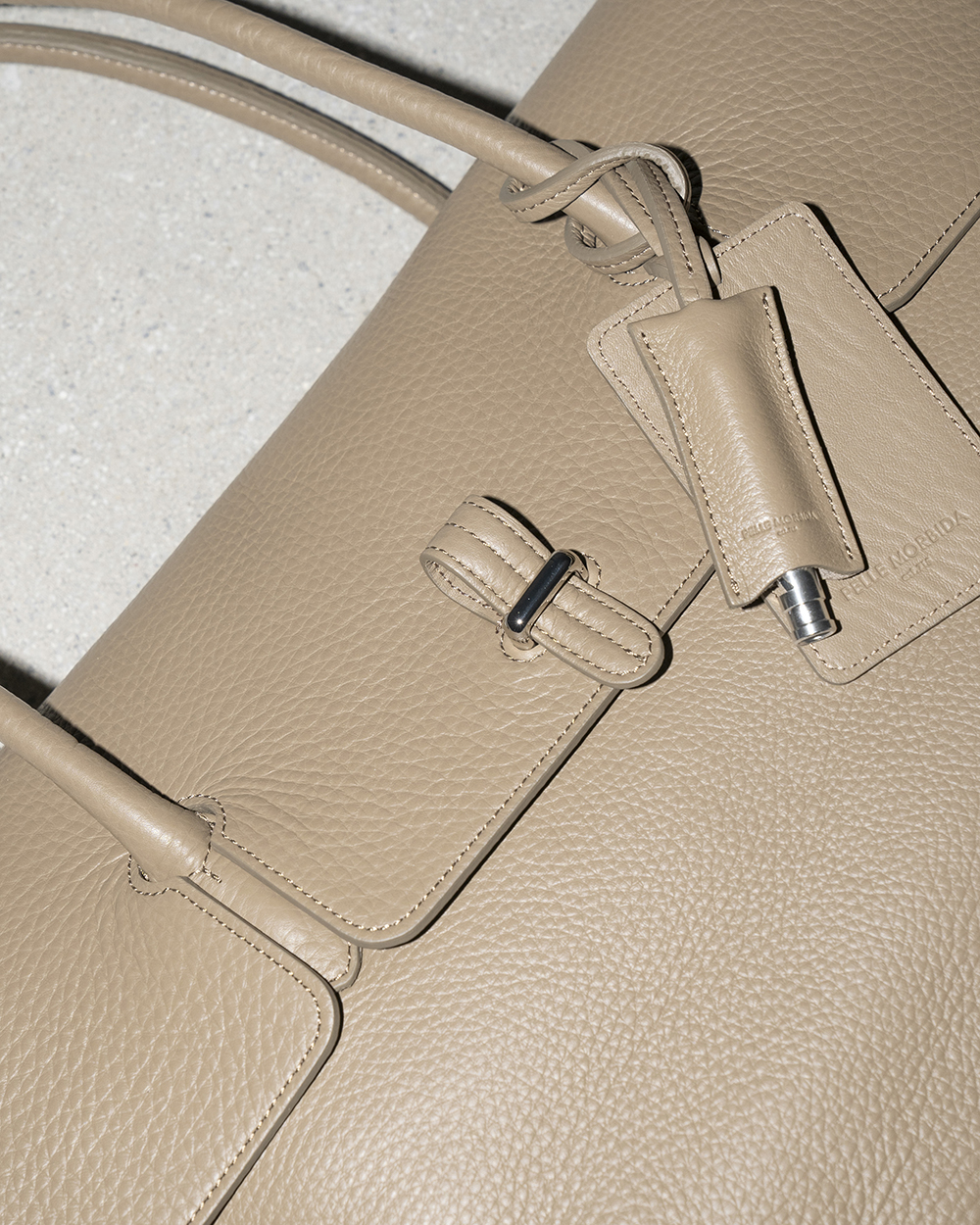 シュリンクレザーを使用した定番アイテム