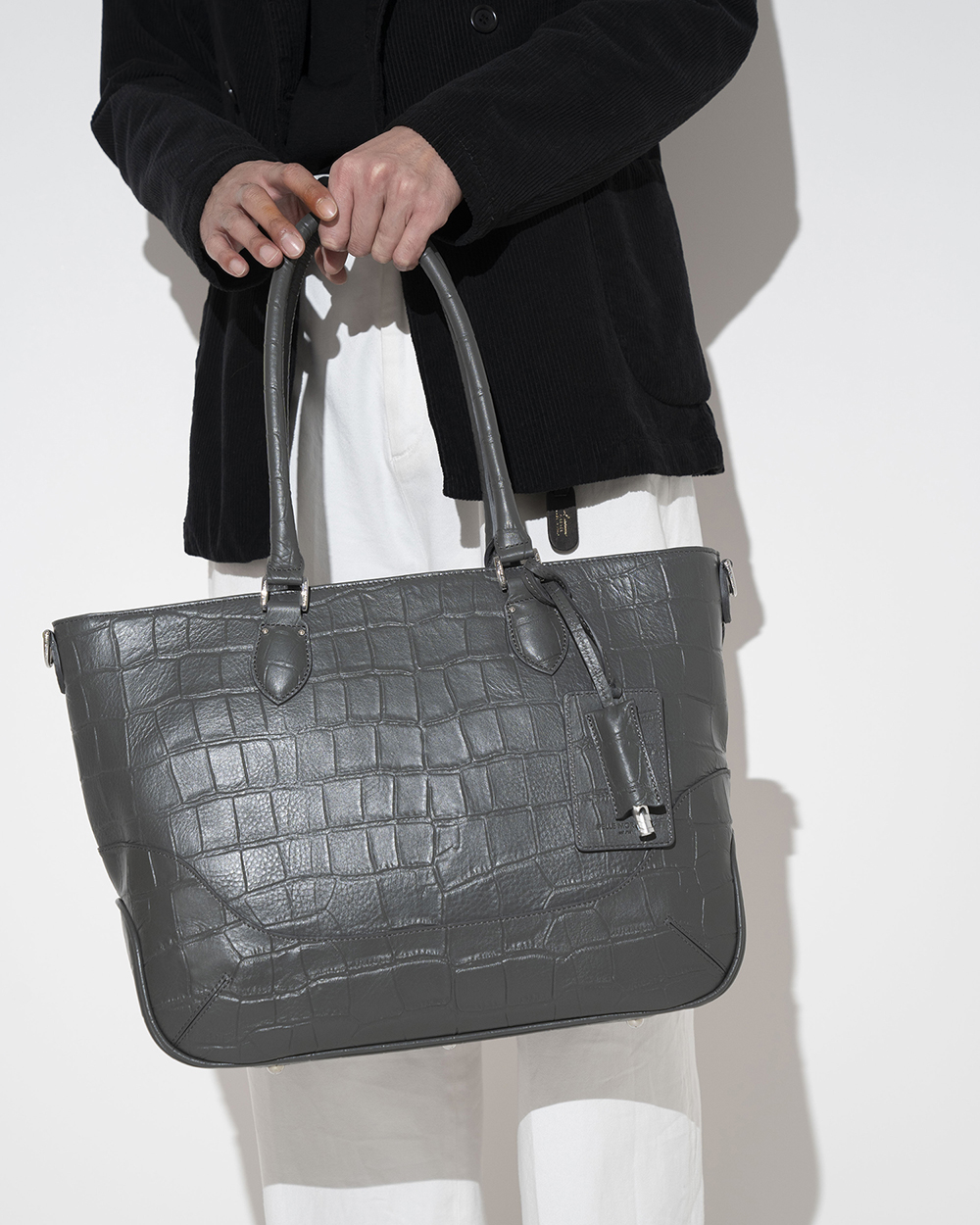 クロコダイル風型押しレザーに新色が登場