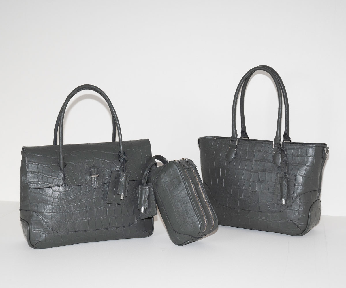 クロコダイル風型押しレザーに新色が登場