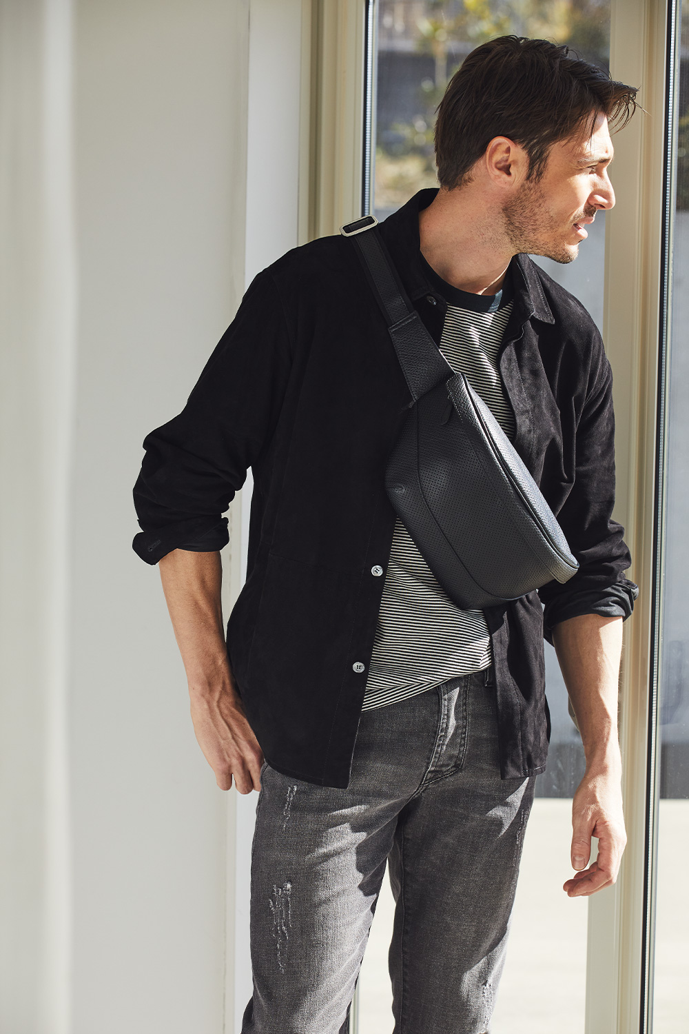 パンチングの型押しを施したレザーバッグが新作で登場