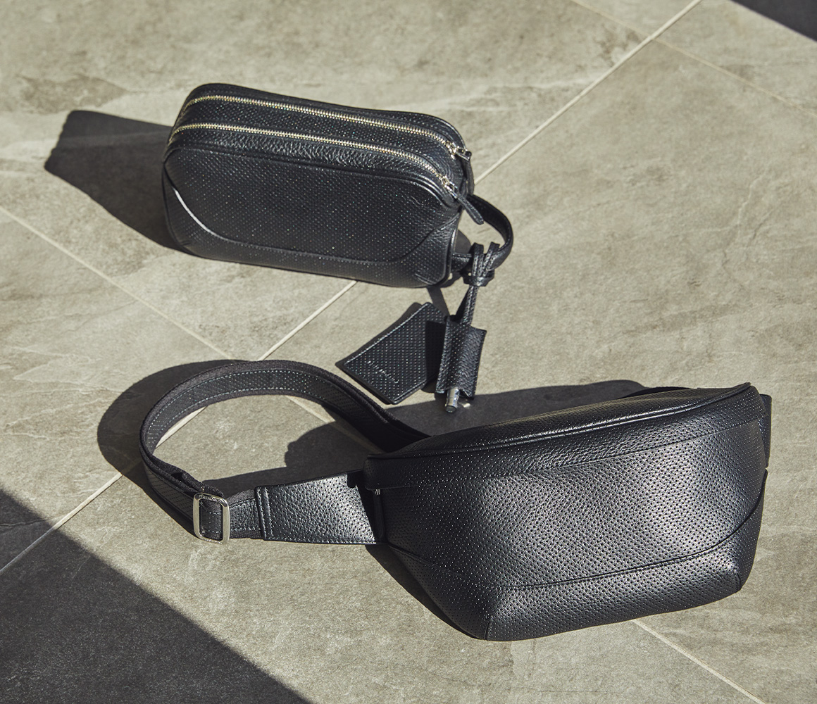 パンチングの型押しを施したレザーバッグが新作で登場