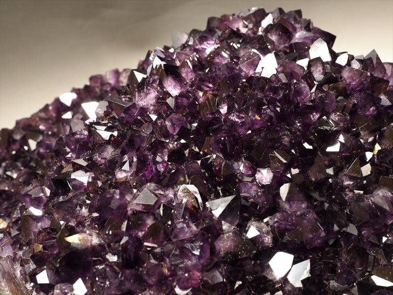 ☆迫力の巨大木彫り台座付きアメジストクラスター！☆激レア鰐彫り台座