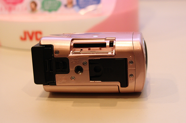 画像12 - JVC、世界最小・最軽量ビデオカメラ“Everio”「GZ-N1