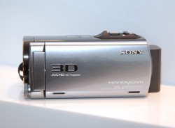 ソニー、大幅な小型・軽量化を実現した新3D“ハンディカム”「HDR-TD20V