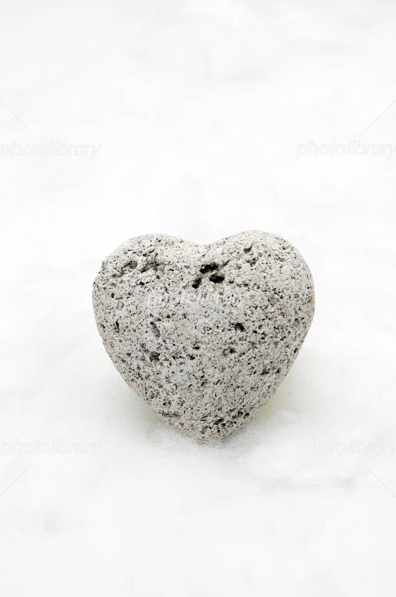 綿の上に置かれたハート型の石 写真素材 [1411949] - フォトライブラリー