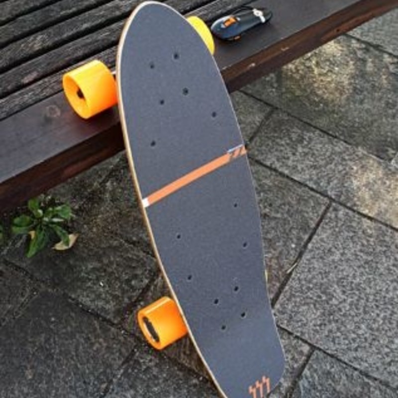 KINTONE Z1 | リモートコントロール電動スケートボード「Z1