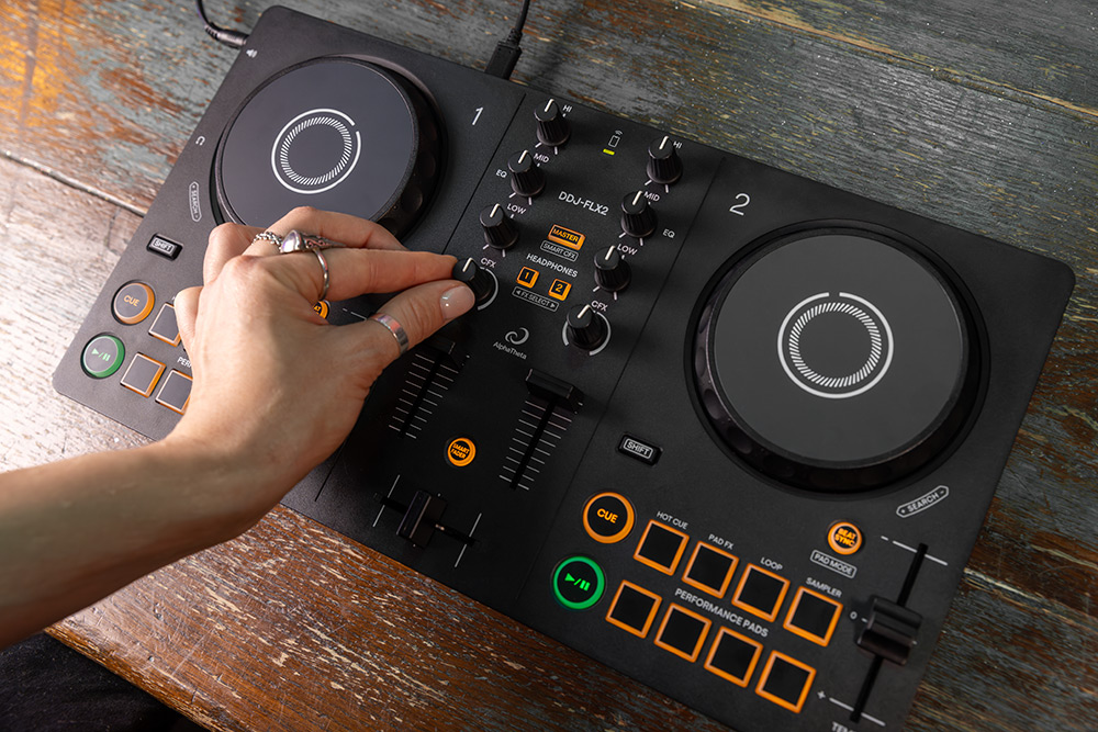 AlphaTheta DDJ-FLX2 in review