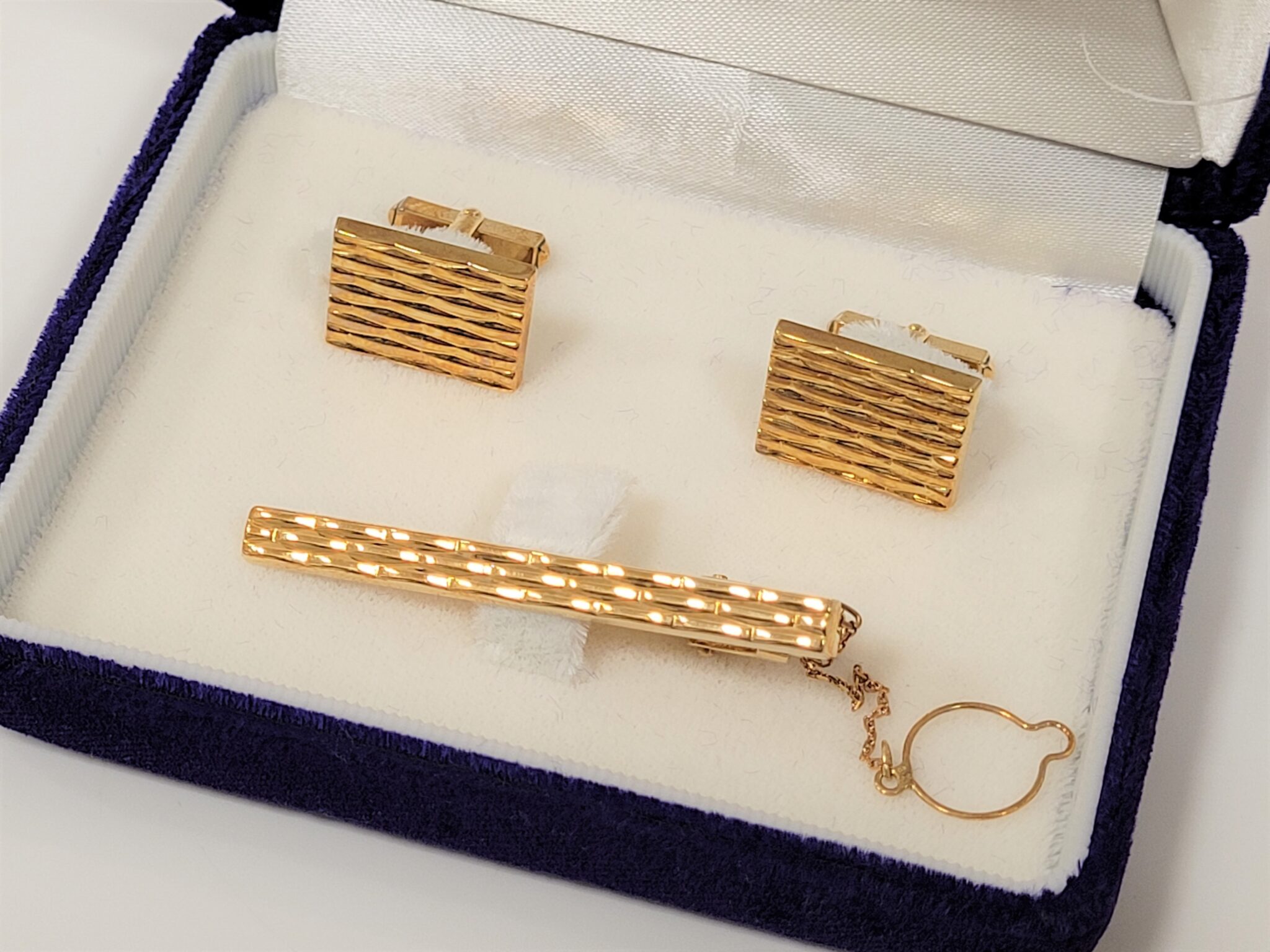 K18 ネクタイピン カフスお買取りしました。 金相場高騰要因教えます