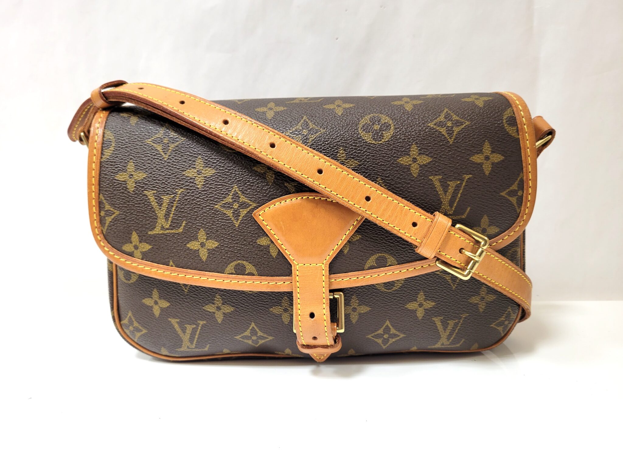 廃盤でも人気がある？ルイヴィトン モノグラム ソローニュ M42250をお