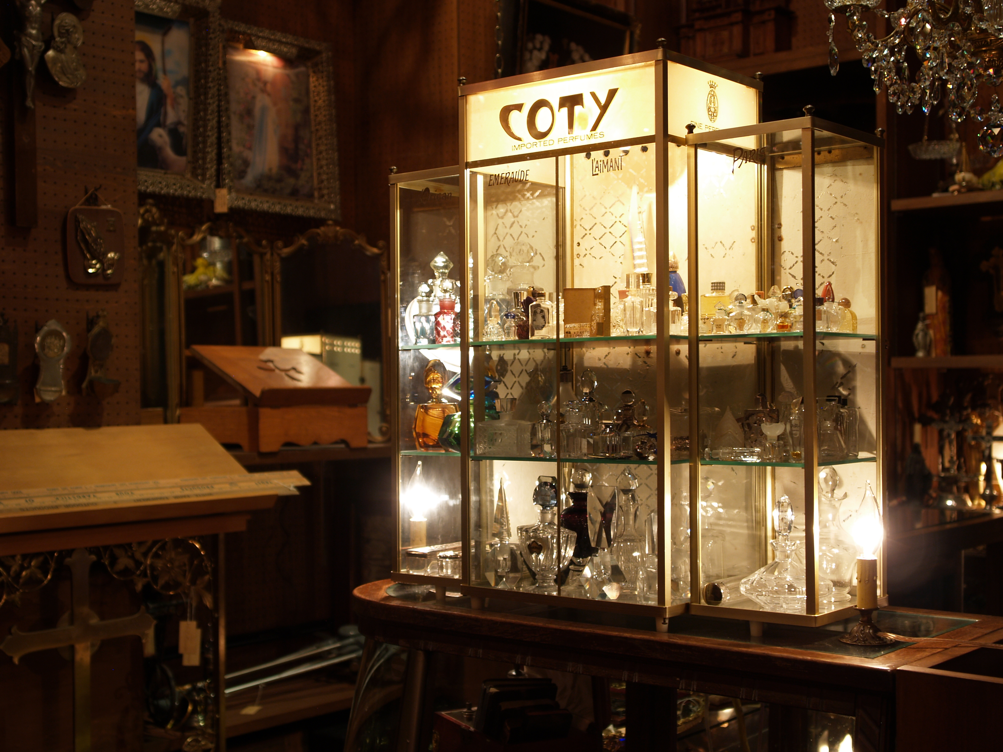 アンティークパフュームボトルの世界 | Special Library 01