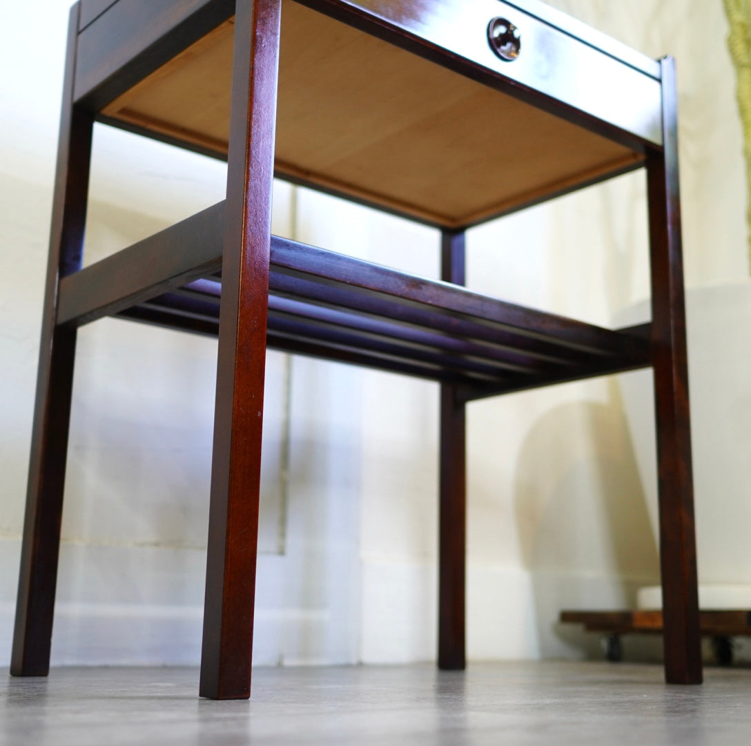 カリモク家具 ナイトテーブル サイドテーブル コンセント付き AT8710MW