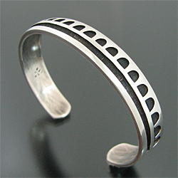 ホピ族 Bernard Dawahoya/バーナード・ダワホヤ オーバーレイ バングル