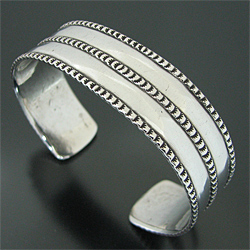 ナバホ族 Perry Shorty オールドコインシルバー バングル 【送料無料】