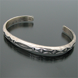 ナバホ族 Gary Reeves スタンプワーク バングル 【送料無料】