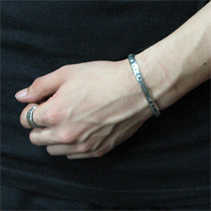 ナバホ族 Gary Reeves スタンプワーク バングル 【送料無料】