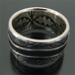 ナバホ族 Michael Roanhorse スタンプワーク コンテンポラリー リング