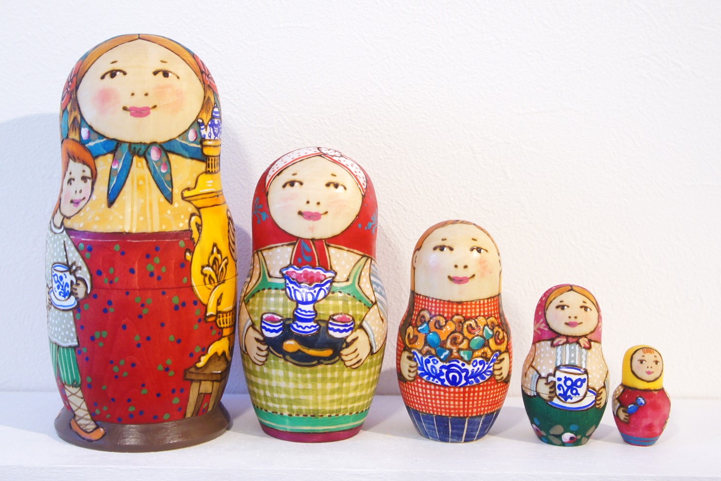 ドゥビニッチ作 ウッドバーニング・マトリョーシカ 5ピース ＜楽しい